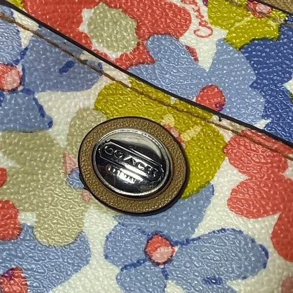 Authentic Coach Peyton Floral Vertical Wristlet - Picture 4 of 12